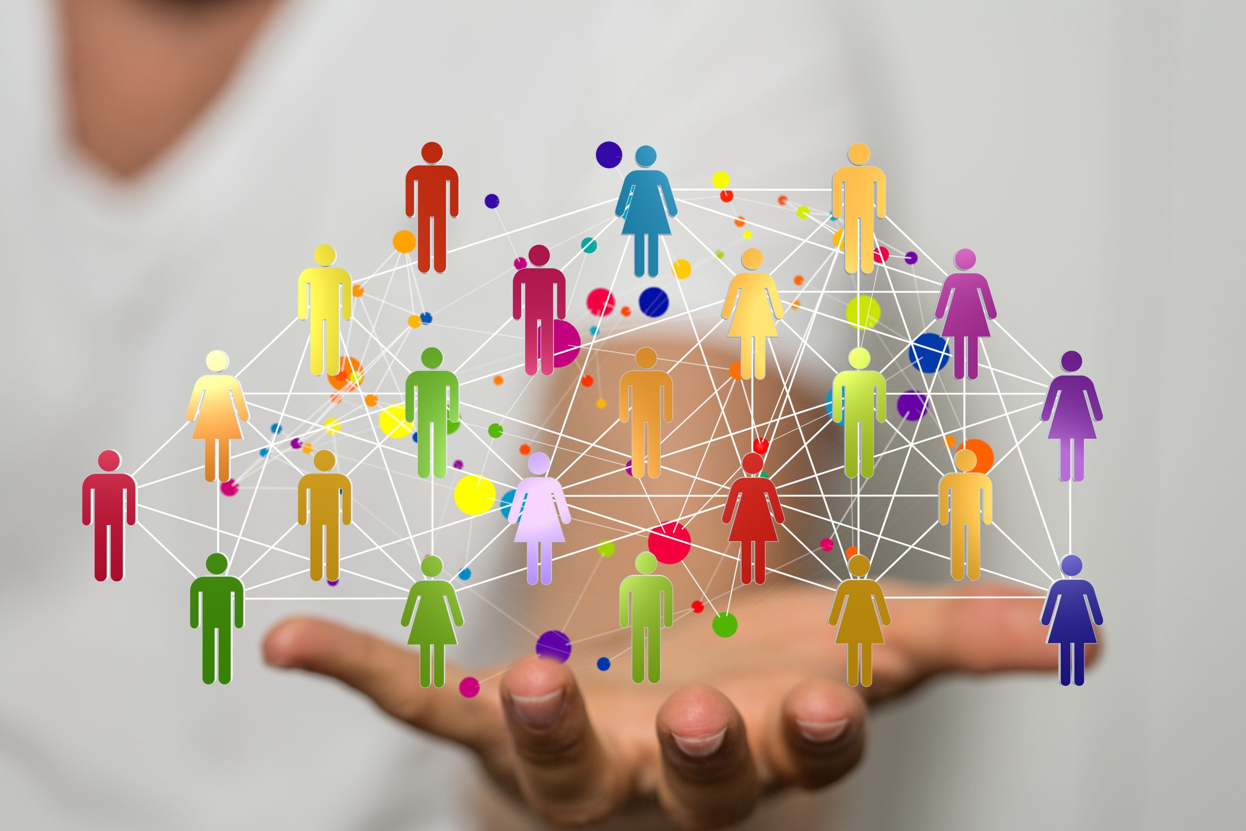 Hand geöffnet, Figuren schweben darüber und symbolisieren Hyperpersonalisierung