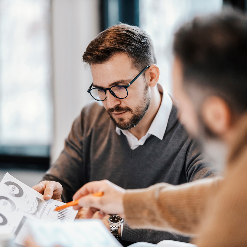 Mitarbeiter präsentiert verständlich Reports nach erfolgreicher Datenintegration.