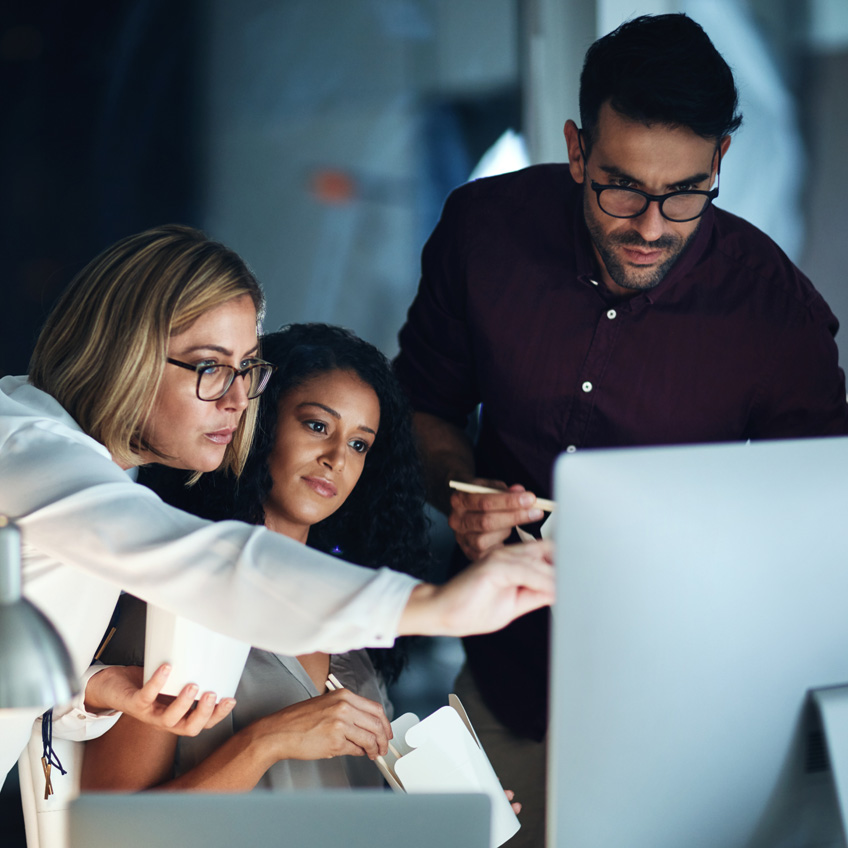 Drei Mitarbeiter besprechen die Vorgehensweise für eine verlässliche Datenintegration.