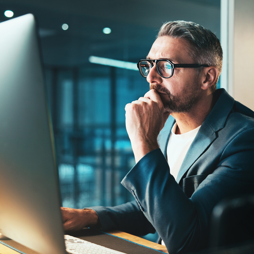 Mann prüft neue Kundenpotenziale nach erfolgreicher CRM-Integration auf Überschneidungen.