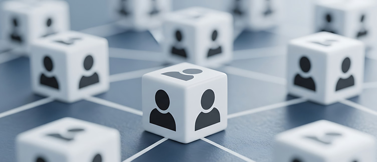 Spielwürfel mit Personen statt Zahlen symbolisieren den strukturierten Datenrückfluss zwischen Systemen bei der Datenpflege.