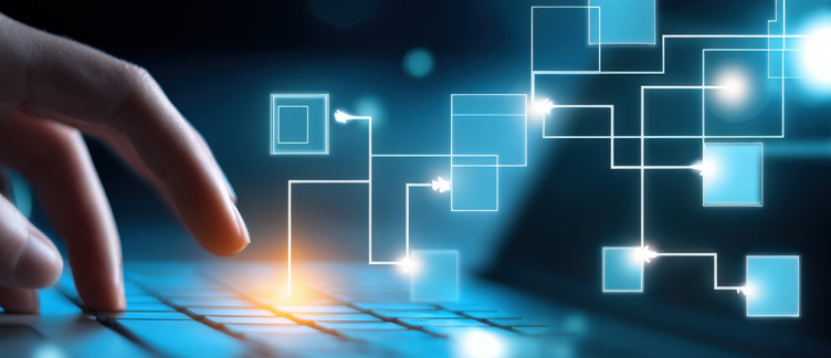 Hand arbeitet am Laptop und steht sinnbildlich für die Vereinheitlichung von Schreibweisen und Datenformaten bei der Datenpflege.