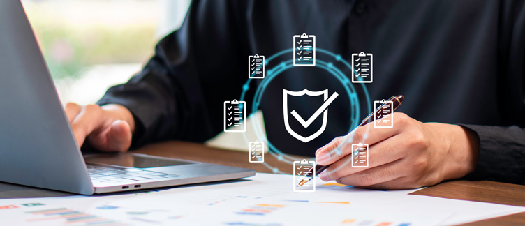 Person vergleicht und bestätigt Datensätze in der Adressdatenbank am Laptop, symbolisch für strukturierte Bonitätsprüfung.