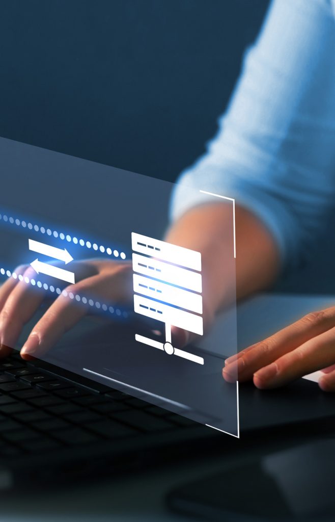 Das Bild zeigt eine Person, die am PC arbeitet und Datenpflegetipps prüft.
