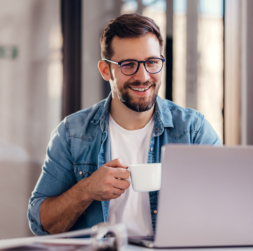 Das Visual zeigt einen Mann, der sich entspannt an seinem Laptop über Themen zur Datenpflege informiert.