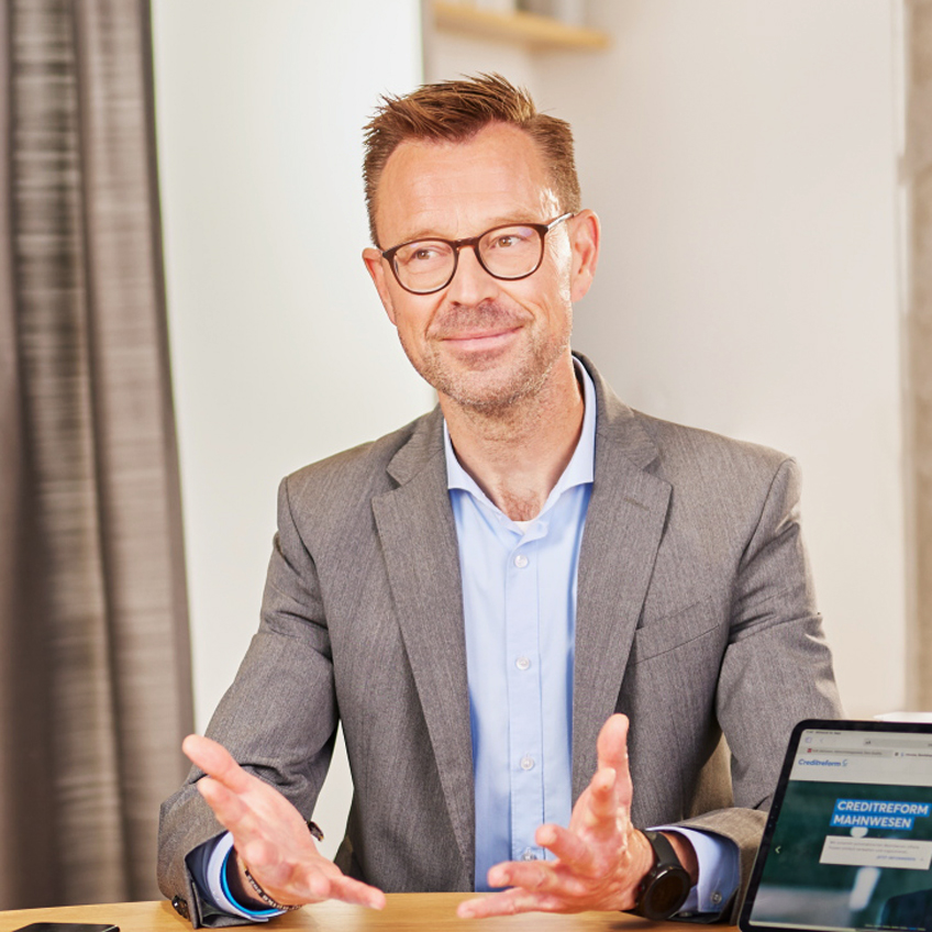 Porträt eines Datenanalysten im Meeting, spezialisiert auf Datenabgleich und die Harmonisierung von B2B-Daten.