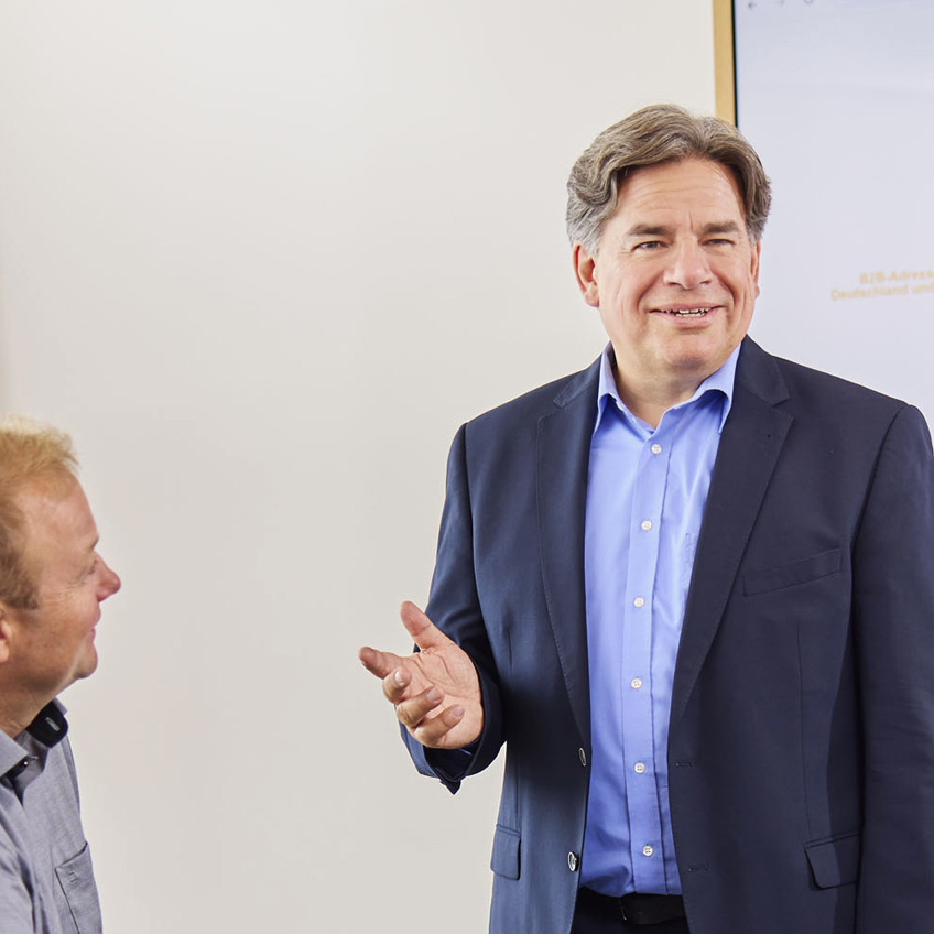 Porträt eines Beraters im Kundentermin, spezialisiert auf die Optimierung des Datenqualitätsmanagements.