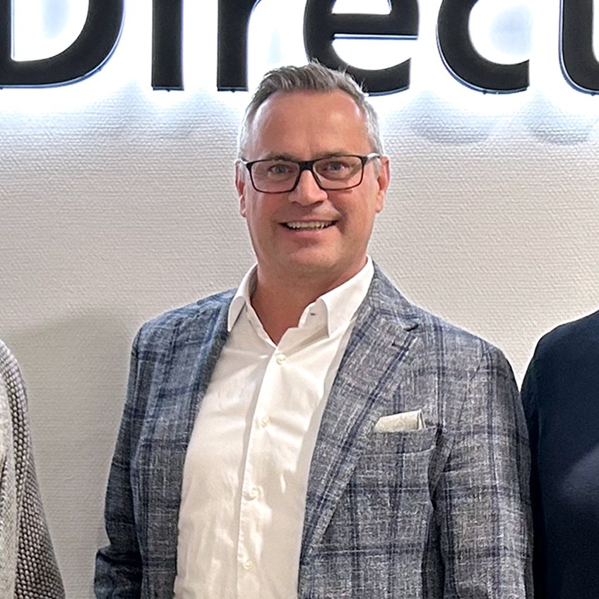 Porträt eines B2B-Experten im Austausch mit Kollegen, spezialisiert auf Leadgenerierung B2B und Datamanagement.